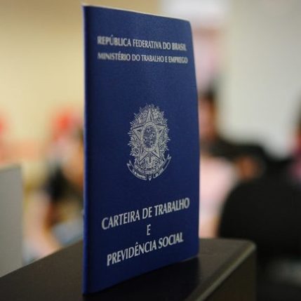 Desemprego cai para 12,6% e ainda atinge 13 milhões de pessoas Desemprego cai para 12,6% e ainda atinge 13 milhões de pessoas