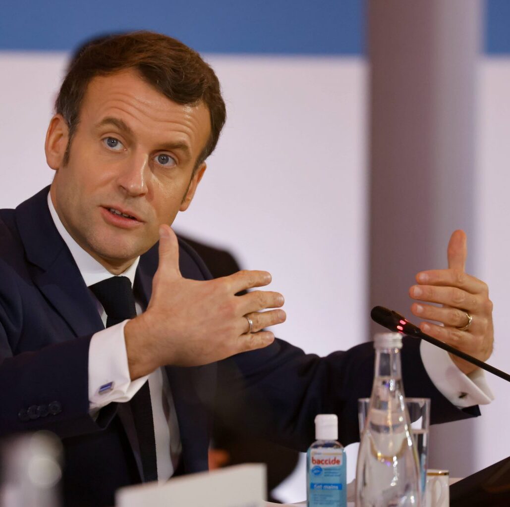 Macron critica presença russa em central nuclear na Ucrânia
