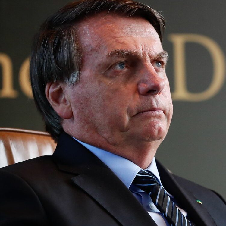 Bolsonaro revoga ao menos 25 decretos de luto oficial