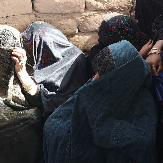 Talibã decreta que mulheres afegãs devem consentir com casamento