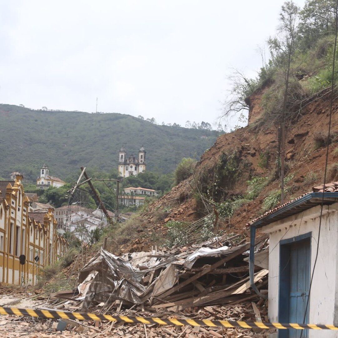 Deslizamento de terra destrói casarão e põe Ouro Preto sob alerta