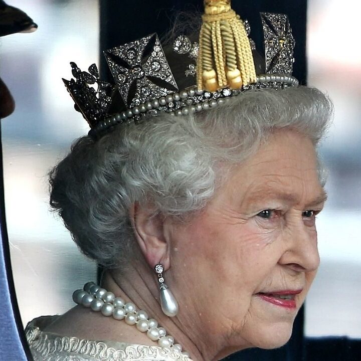 Rainha Elizabeth faz aparição pública após não comparecer à abertura do parlamento